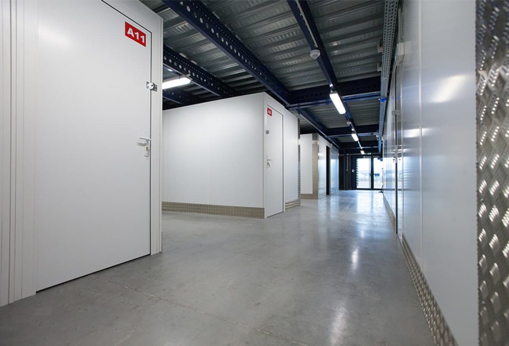 Couloirs d'un bâtiment de stockage professionnel